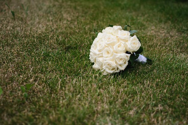 Ramo de flores de boda se encuentra en la hierba