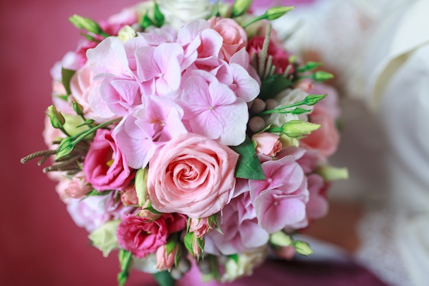 Ramo de flores de la boda incluyendo rojo hypericum¡