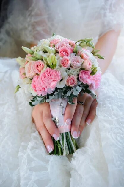 El ramo de flores de la boda en las manos de la novia