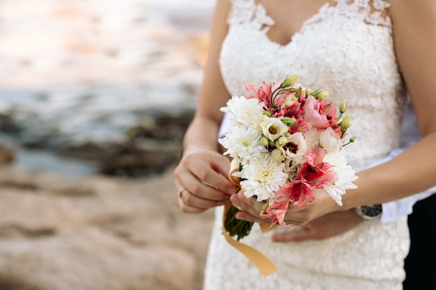 Ramo de flores de boda en manos de la novia