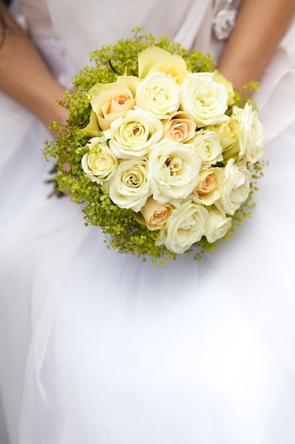 Ramo de flores de boda en manos de la novia