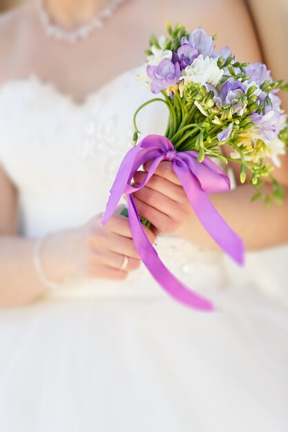 Foto ramo de flores de boda en manos de la novia