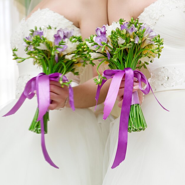 Foto ramo de flores de boda en manos de la novia