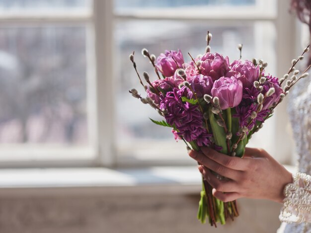 Ramo de flores de boda en manos