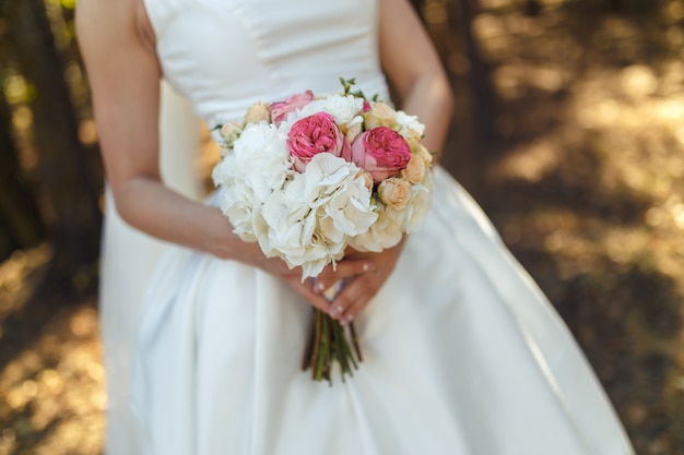 Ramo de flores de la boda. Novia en el parque