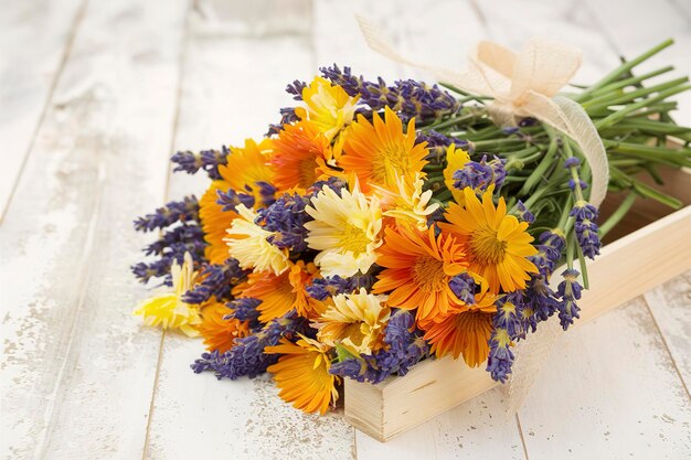 ramo de flores de calendula y lavanda en un fondo de madera