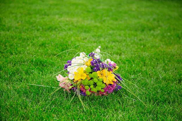 Ramo de flores de colores sobre un césped verde