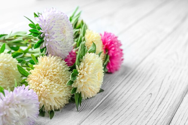 Ramo de flores de crisantemo en primer plano de la mesa de madera