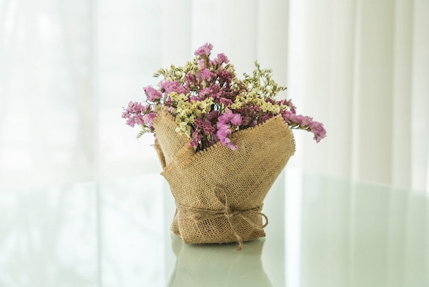 ramo de flores decoración en la mesa