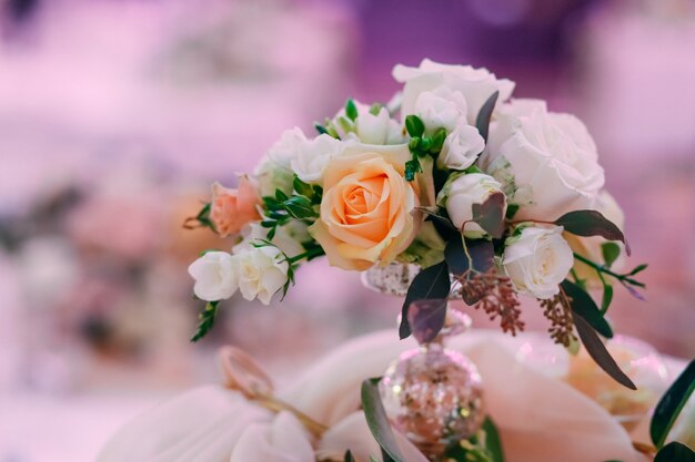 Foto ramo de flores decoración rosa blanca crema