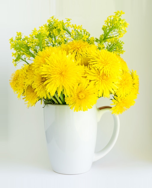 Ramo de flores de diente de león amarillo