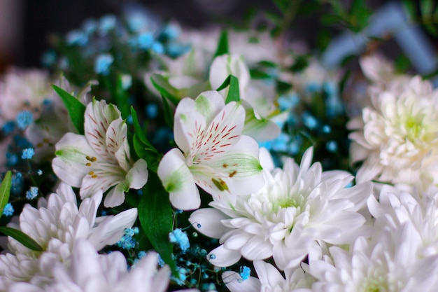 Ramo de flores diferentes el concepto de felicitaciones por las vacaciones