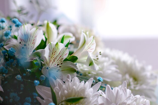 Ramo de flores diferentes el concepto de felicitaciones por las vacaciones