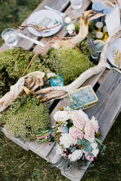 Ramo de flores se encuentra en una mesa de boda servida