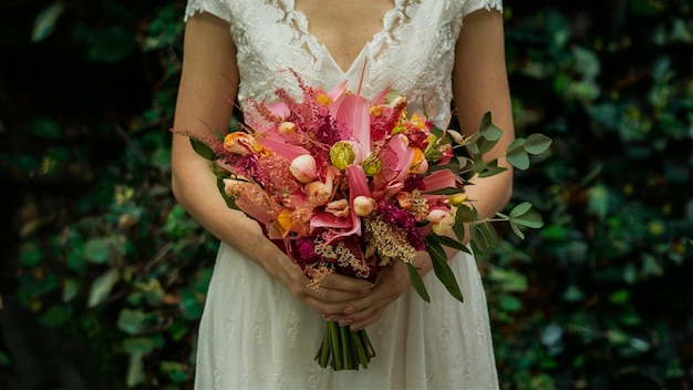 un ramo de flores es sostenido por una novia