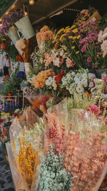 un ramo de flores exhibidas en cestas