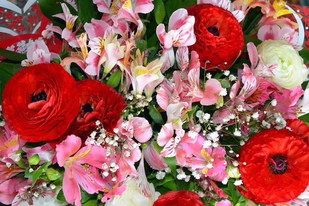 Un ramo de flores con una flor rosa en el centro.