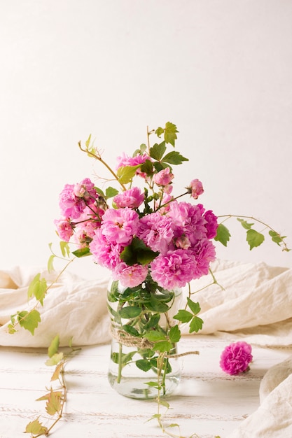 Foto ramo de flores en florero sobre mesa