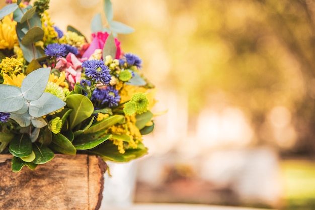 Ramo con flores frescas de cerca