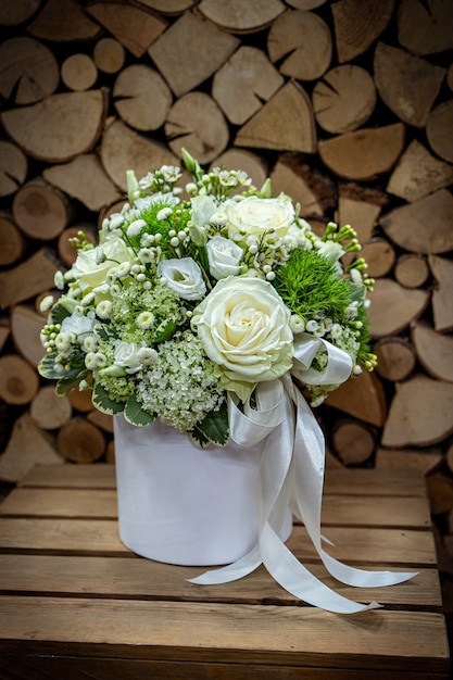 Ramo de flores frescas y delicadas sobre fondo blanco, celebración de regalo, boda de San Valentín