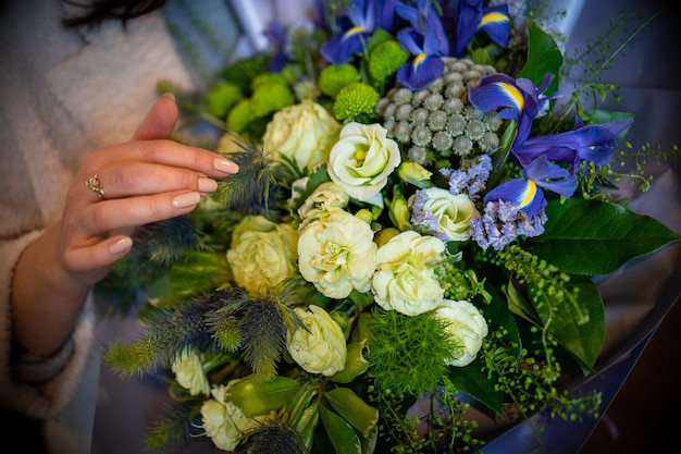 Ramo de flores frescas y delicadas sobre fondo blanco, celebración de regalo, boda de San Valentín