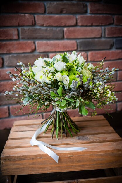 Ramo de flores frescas y delicadas sobre fondo blanco, celebración de regalo, boda de San Valentín