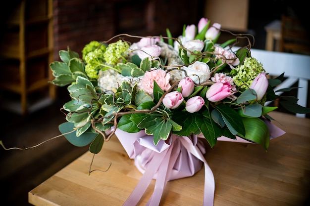 Ramo de flores frescas y delicadas sobre fondo blanco, celebración de regalo, boda de San Valentín