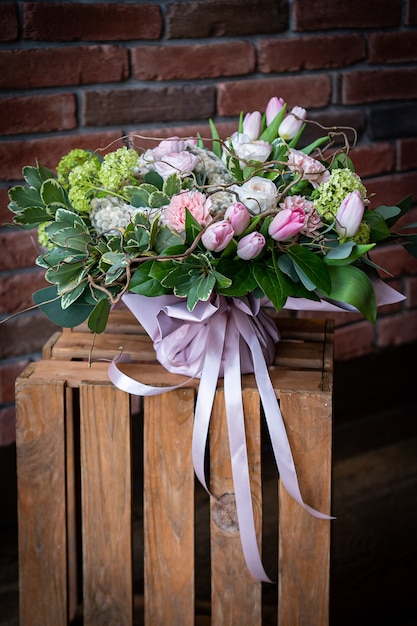 Ramo de flores frescas y delicadas sobre fondo blanco, celebración de regalo, boda de San Valentín