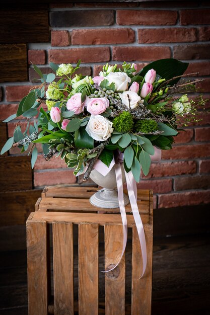 Ramo de flores frescas y delicadas sobre fondo blanco, celebración de regalo, boda de San Valentín