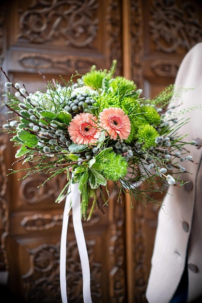 Foto ramo de flores frescas y delicadas sobre fondo blanco, celebración de regalo, boda de san valentín