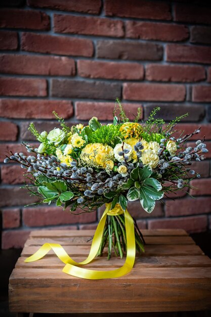 Ramo de flores frescas y delicadas sobre fondo blanco, celebración de regalo, boda de San Valentín