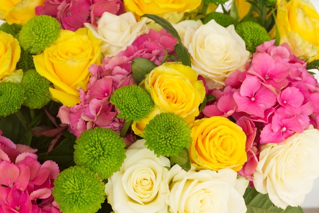 Ramo de flores frescas de hortensia rosa con rosas y mamás de cerca