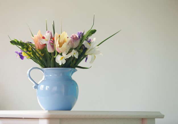 Un ramo de flores frescas en un jarrón de cerca