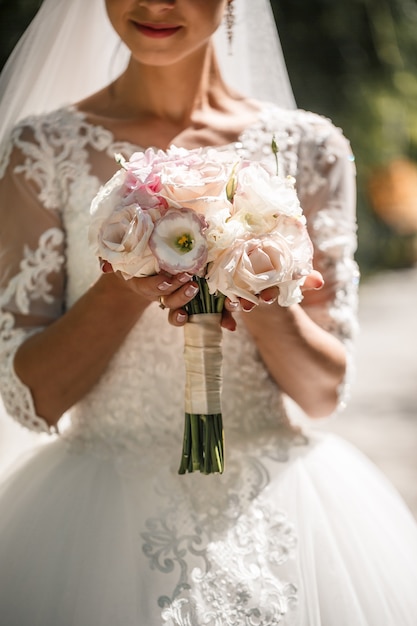 Un ramo de flores frescas en manos de la novia.