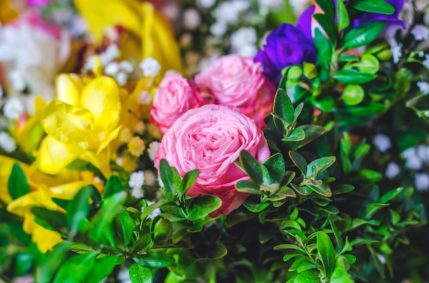 Ramo de flores frescas de primavera de cerca