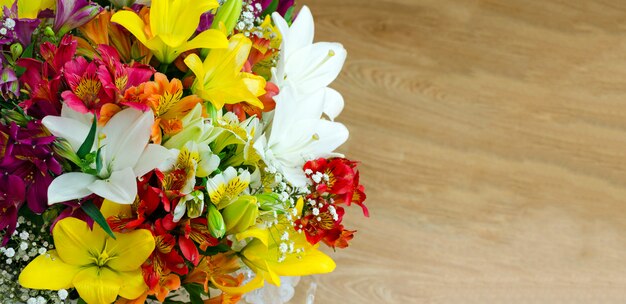 Un ramo de flores grandes y brillantes en madera. Copia espacio Estado de ánimo romántico