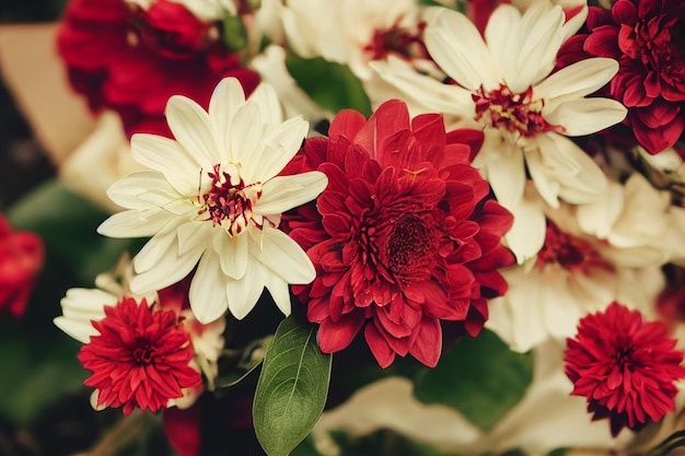 Ramo de flores hermosas con espacio de copia