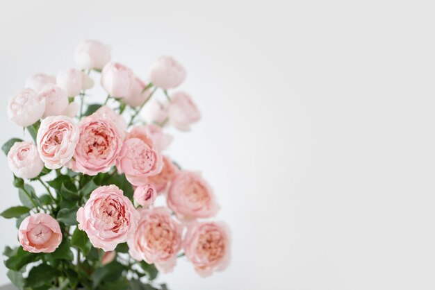 Ramo de flores hermosas rosas sobre fondo blanco