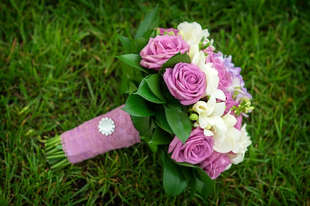 Ramo de flores en la hierba verde de la boda