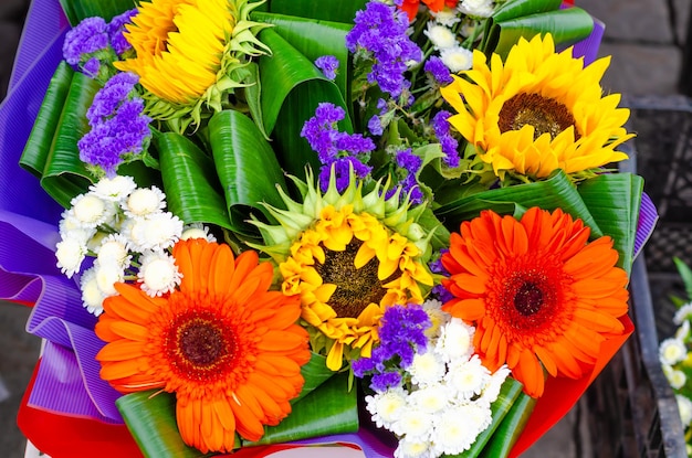 Foto un ramo de flores con una hoja verde