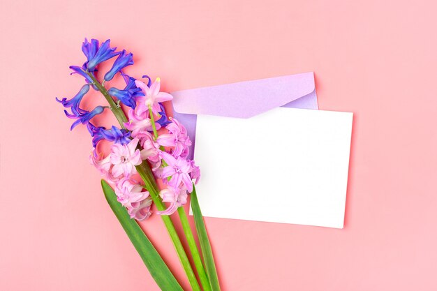 Ramo de flores de jacintos, sobre lila y papel blanco sobre tabla rosa