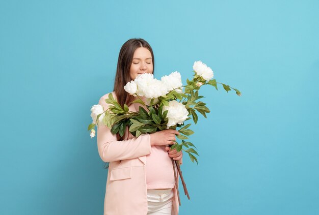 Ramo de flores joven embarazada