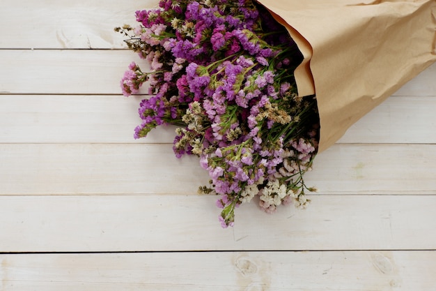 Foto ramo de flores de lavanda en flor en la mesa de madera blanca