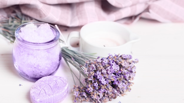 Ramo de flores de lavanda y sal, aceite, cosméticos, banner, concepto de spa, tratamiento de belleza