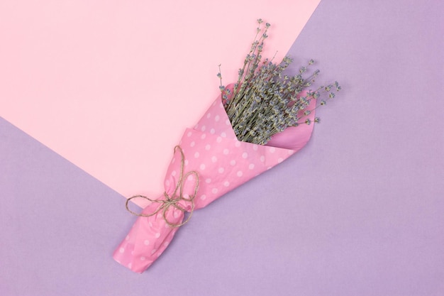 Ramo de flores de lavanda sobre fondo rosa y lila Concepto floral mínimo en colores pastel