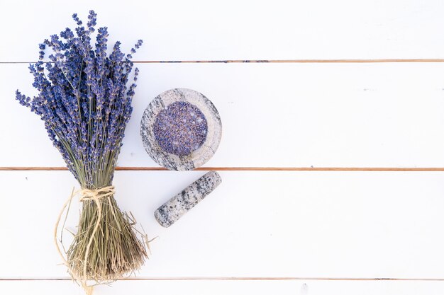 Ramo de flores de lavanda y sobre tablero de madera blanca