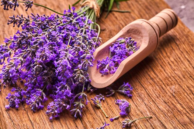 Ramo de flores de lavanda en tablero de madera