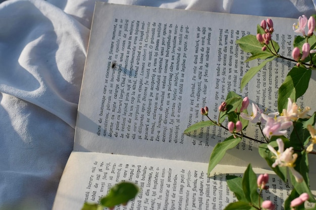 ramo de flores en libros antiguos