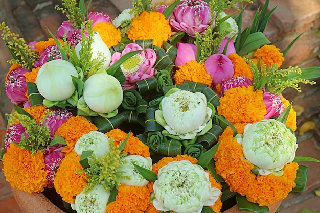 Ramo de flores de loto y caléndula para ofrenda en el templo budista, Tailandia