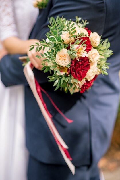 Ramo de flores en mano de mujer